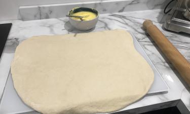 Пирог с подгоревшими яблоками: как Высоцкая превратила смех в рецепт успеха