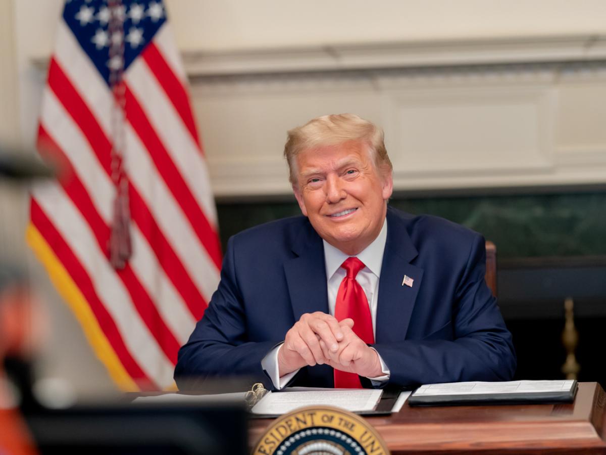 Трамп подписал указ о приостановке беспошлинного ввоза товаров в США