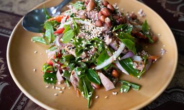 Салат с тунцом, нутом и помидорами черри получается сытным, но лёгким — Vita