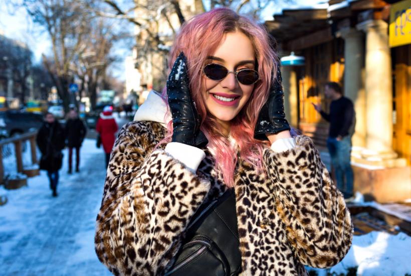 Девушка в леопардовой шубе