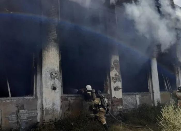 В Пензе на территории пекарни вспыхнул пожар