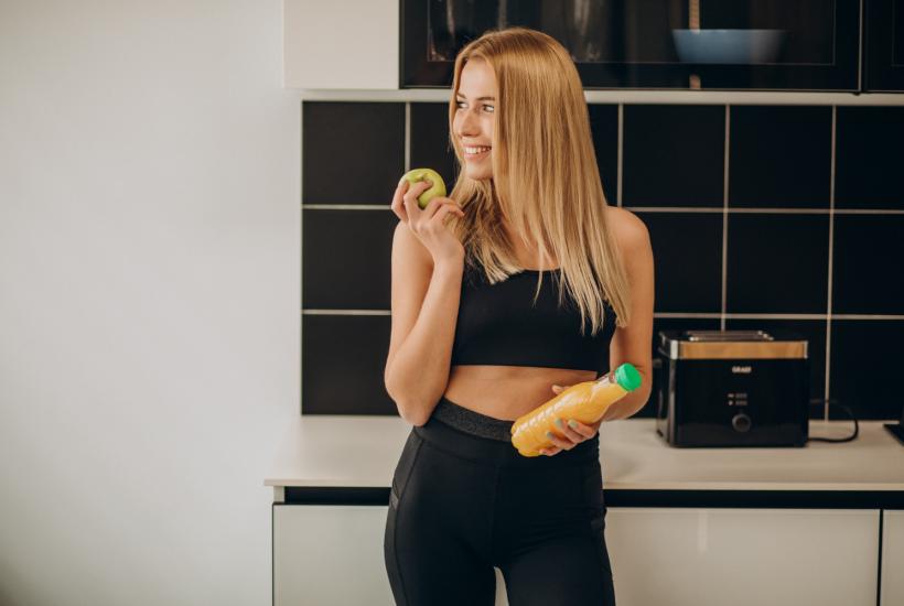 Девушка держит яблоко