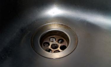 Использованное масло в раковине накапливается в трубах и вызывает засоры — thespruce