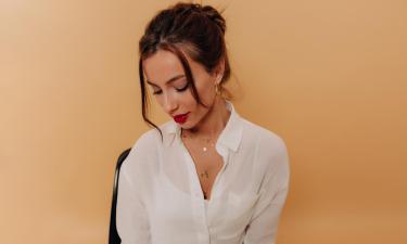 V-образный вырез визуально удлиняет шею и лицо — консультант по имиджу