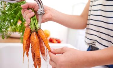 Лимонный сок добавляют для усиления вкуса медовой моркови