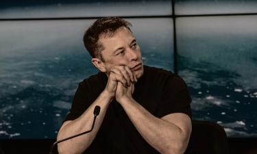 Илон Маск анонсировал запуск роботакси, но Tesla сталкивается с барьерами