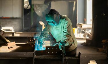 Сварщики и инженеры-строители войдут в топ лидеров зарплат 2026 года