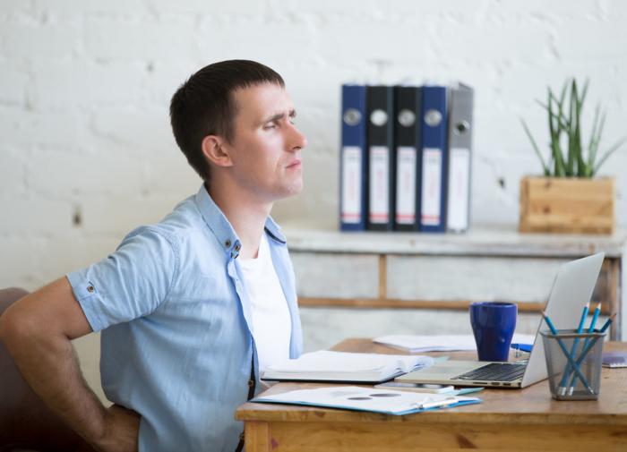 Объяснено, почему человек дует на больное место