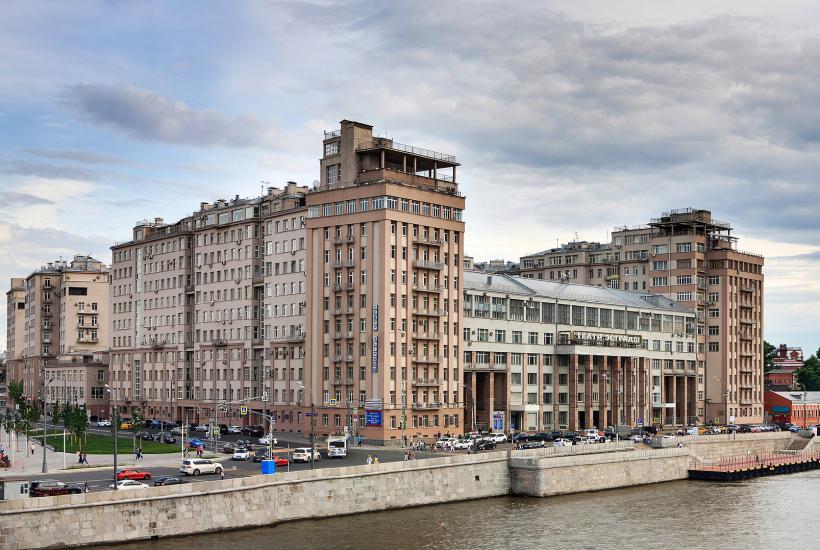 Дом на набережной Москвы