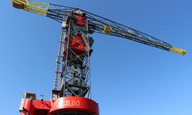 Подъёмный кран с ванной и тюремная камера с Wi-Fi: где искать самые необычные отели