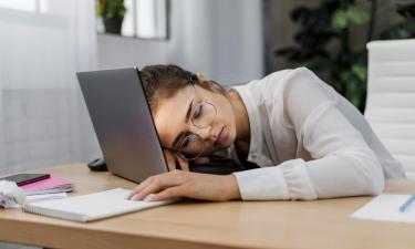 Дневной сон на работе при бессоннице ухудшает ночной отдых — сомнолог Алёна Гаврилова