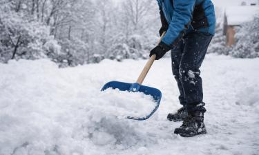 Снежный коллапс в Петропавловске-Камчатском: жителям предлагают справляться с опасным бездорожьем