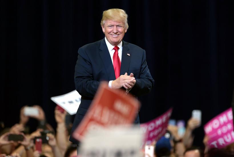 Дональд Трамп выступает со сторонниками на предвыборном митинге в конференц-центре Phoenix Convention Center в Финиксе