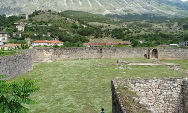 Деревня в Албании превращает поездку в семейную историю  — The Guardian