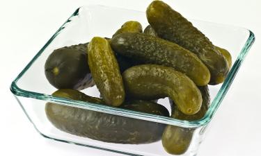 Анита Цой отправила Памеле Андерсон ящик солёных огурцов: что заставило певицу сделать такой презент