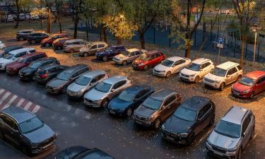 Ошибки при парковке чаще всего связаны с невниманием к зеркалам и разметке