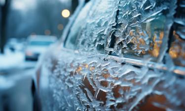 Пластиковая карта отделит примерзший лючок бензобака — автомеханики