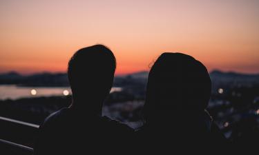 Резкий смех, бессонница и странные слова — что это может значить