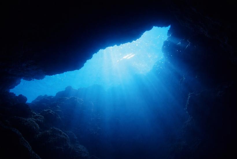 Подводная пещера с лучами света