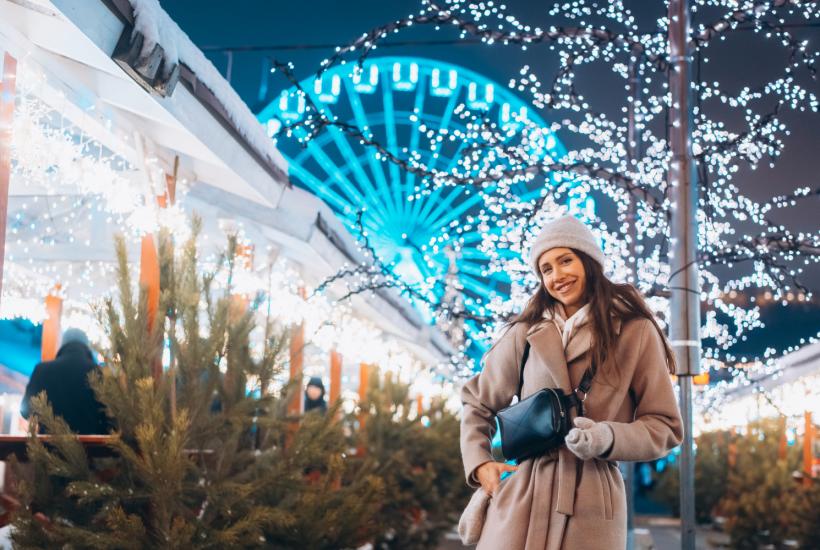 Молодая женщина в новогодней сказке