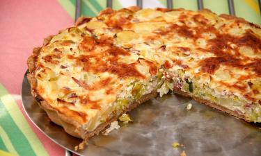 Заливной пирог с рыбными консервами и луком готовится за 30 минут