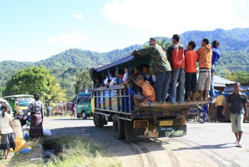 В районах, недоступных для общественного транспорта, можно увидеть переделанные в легковые автомобили грузовики