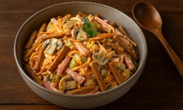 Пекинская капуста усиливает вкус салата за счёт хруста и сочности