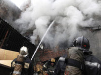 Крупный пожар тушат в Нижнем Тагиле. 