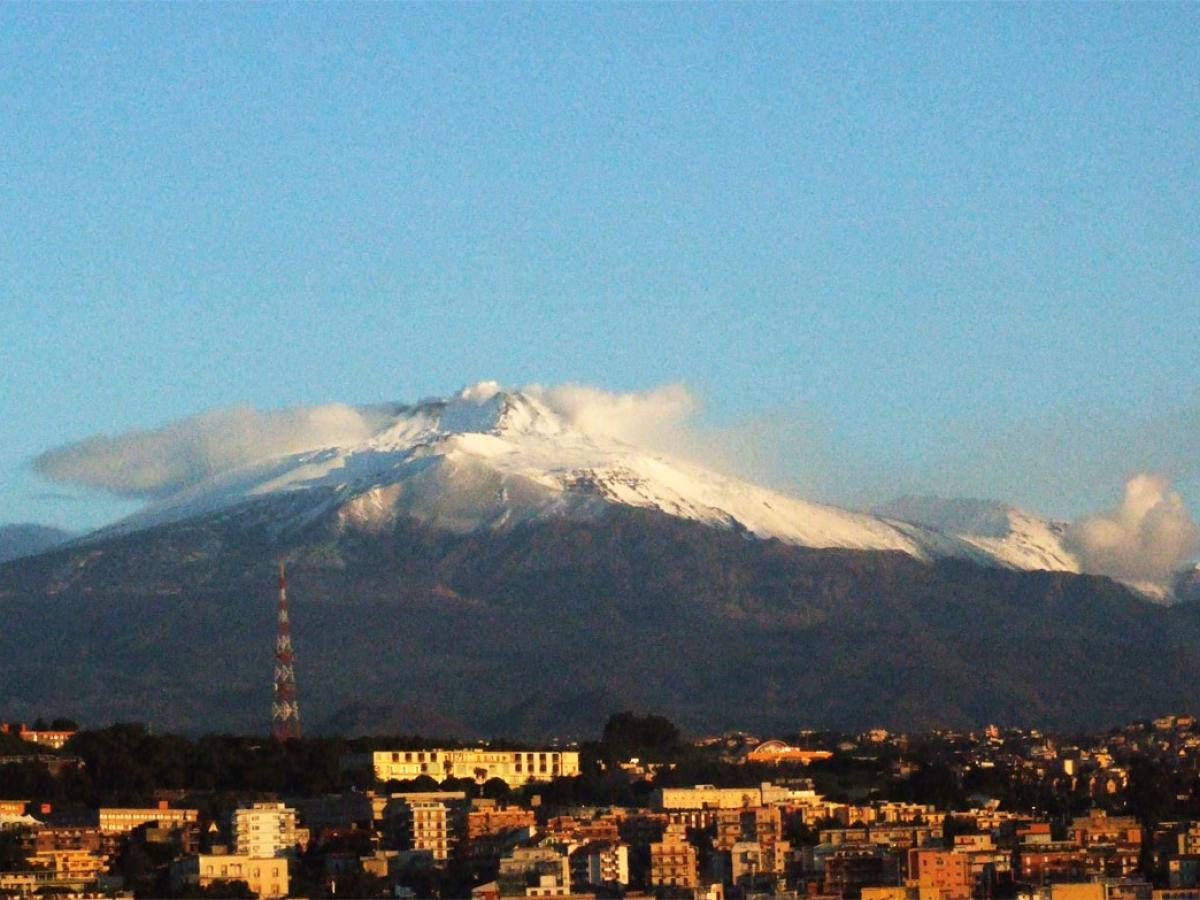 Этна снова в действии: пепел и камни в небе — что происходит на Сицилии