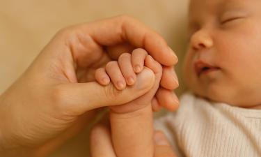 Контакт кожа к коже теперь обязателен: доказано, что он спасает новорождённых и признан стандартом ухода