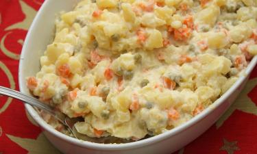 Красную рыбу и креветки кладут в оливье по-царски — кулинары