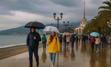 Сочи не сдаётся даже под дождём: осенью курорт снова переживает туристический бум