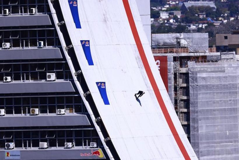 Сандро Диас съезжает с рампы высотой в 22 этажа