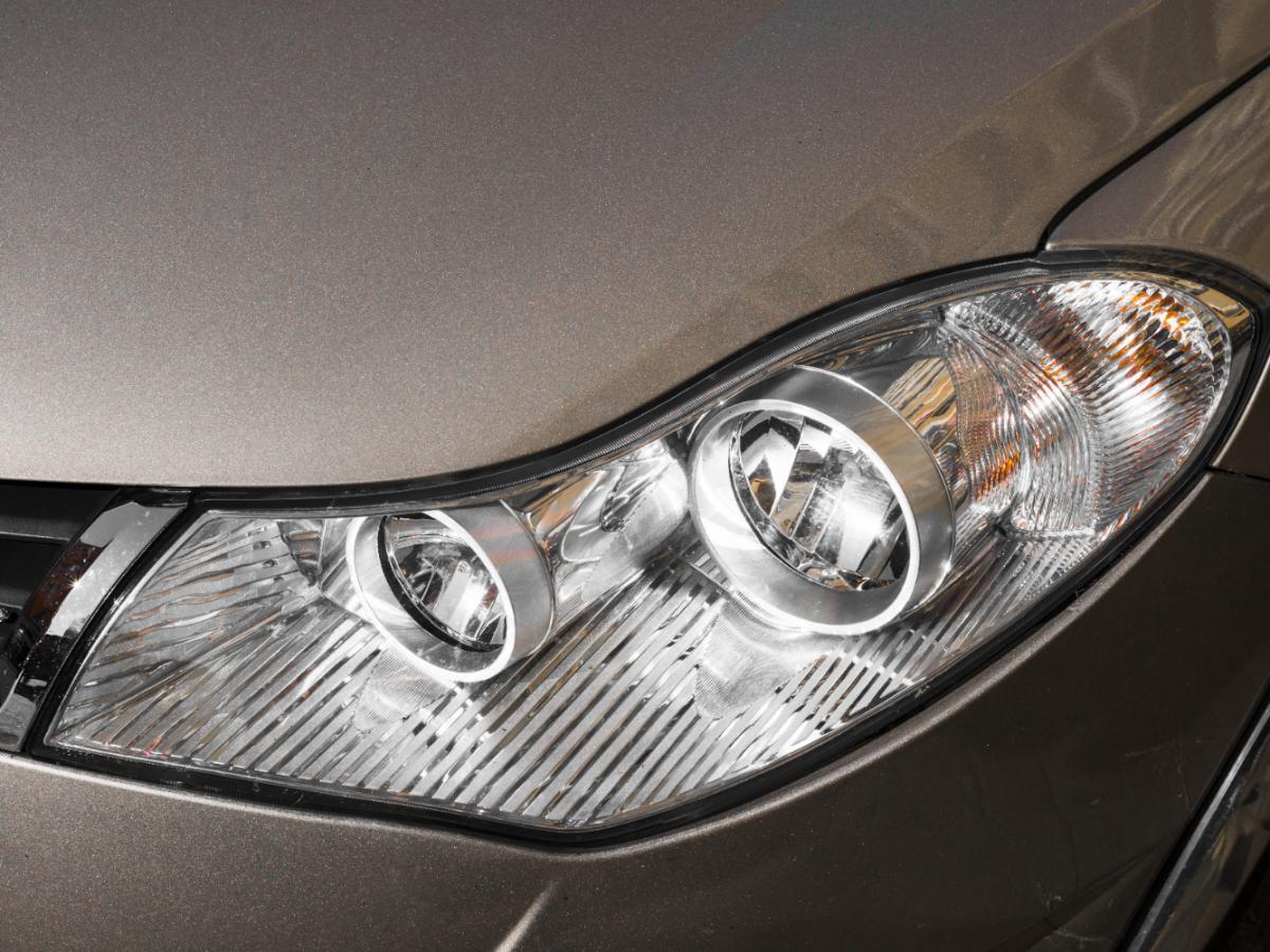 WD-40 уменьшил налипание снега на оптику автомобиля