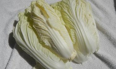 Салат с пекинской капустой и крабовыми палочками получается лёгким и вкусным