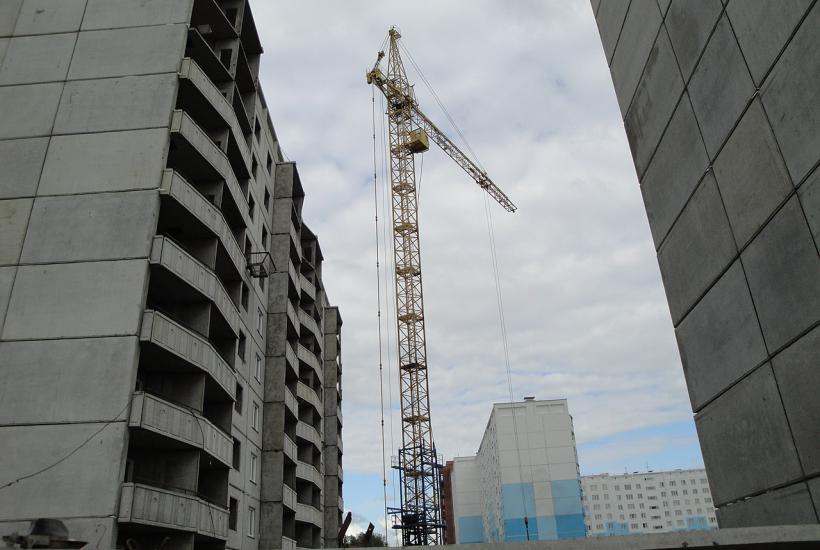 кран у многоэтажки в Новосибирске
