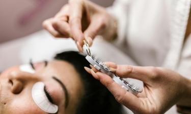 Наращивание ресниц в 2026 году переходит на лёгкие материалы — мастер Маркелова