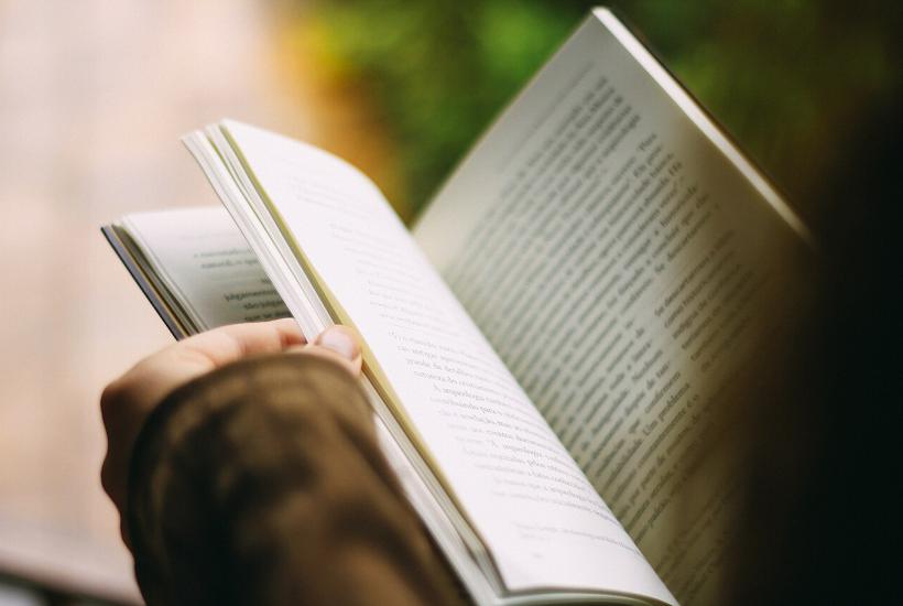 Человек читает книгу Человек читает книгу