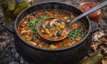 Густо и согревающе: грибная солянка по-походному становится фаворитом с первой ложки