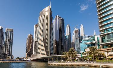 Полки пустеют быстрее миражей: супермаркеты Дубая тонут в очередях за водой и консервами