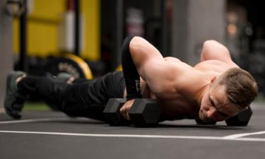 Румынская тяга с гантелями снижает нагрузку на поясницу в силовой работе