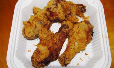 Куриные бедра покрывают майонезом и сухим луковым супом перед запеканием