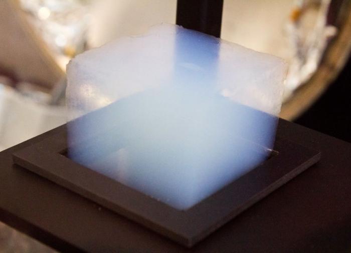 В Китае ученые создали сверхтеплый свитер из аэрогеля