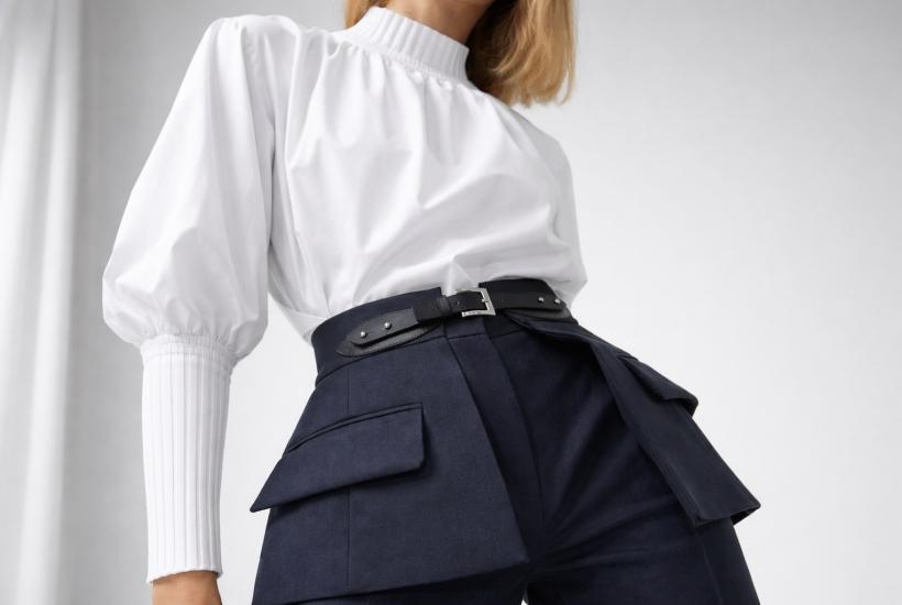 Белая блуза и синие брюки с баской