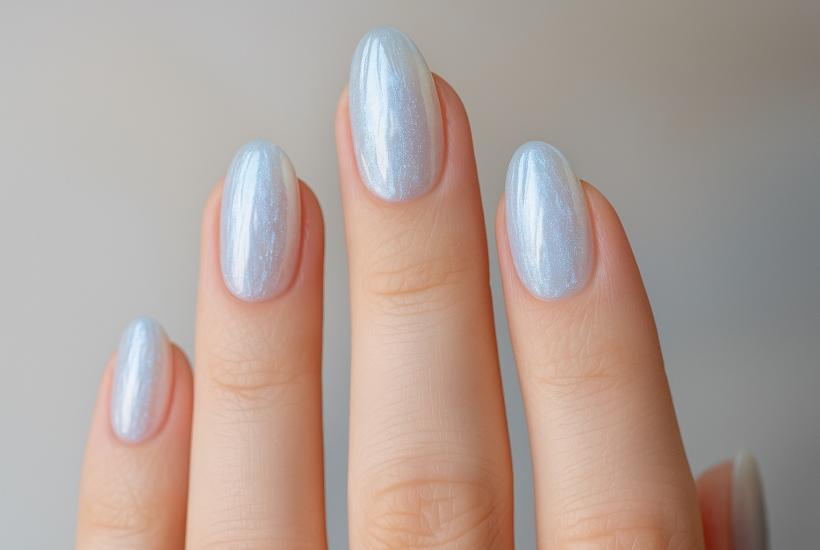 Зимний перламутровый маникюр