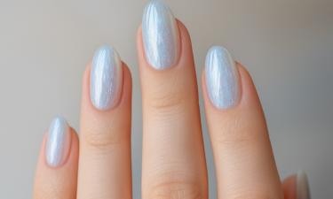 Белый, голубой и ледяной оттенки входят в тренды маникюра 2026 года
