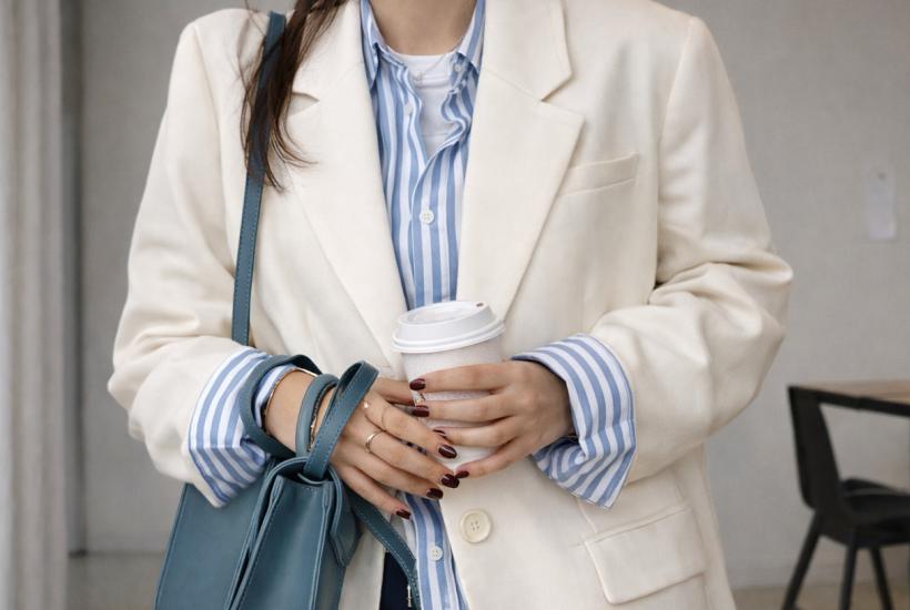 Женщина с кофе и сумкой