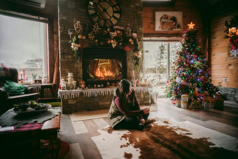 Фото камина и женщины