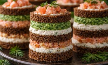 Слоёный хлеб начиняют сыром, рыбой и орехами