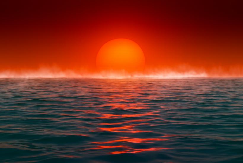 Ηλιοβασίλεμα με μυστικιστική ομίχλη πάνω από τον ωκεανό Ηλιοβασίλεμα με μυστικιστική ομίχλη πάνω από τον ωκεανό